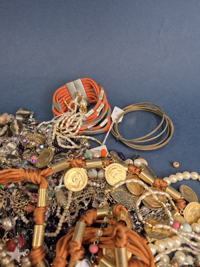 Fort lot de bijoux fantaisie comprenant colliers...