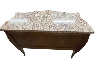 Commode en chêne et bois de placage à décor...