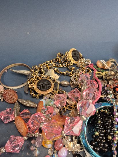 Fort lot de bijoux fantaisie comprenant colliers...
