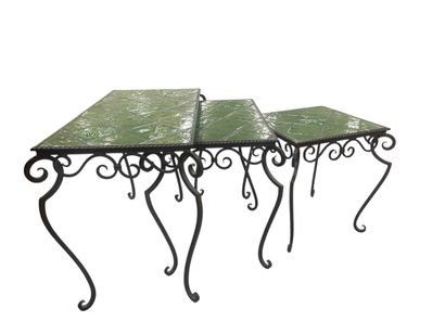 Suite de trois tables gigogne de forme rectangulaire,...