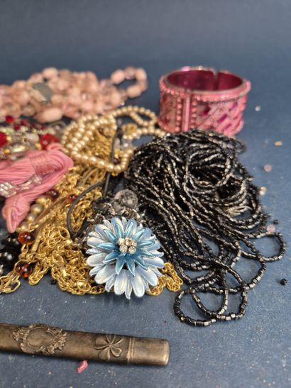 Lot de bijoux fantaisie comprenant colliers,...