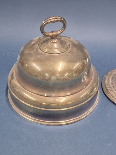 Cloche en métal argenté à décor chiffré....