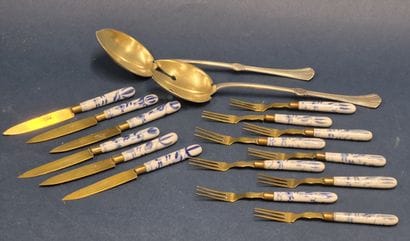 Suite de 9 fourchettes à escargot et 6 couteaux...