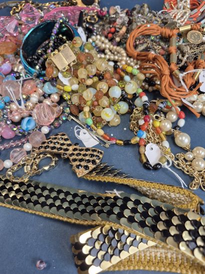 Fort lot de bijoux fantaisie comprenant colliers...