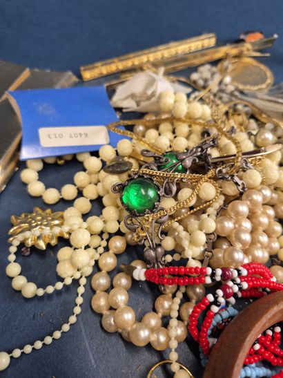 Lot de bijoux fantaisie comprenant colliers,...