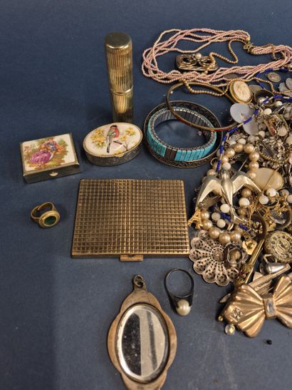 Lot de bijoux fantaisie comprenant bracelets,...