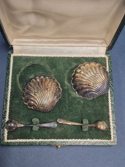 Ensemble de deux salières de forme coquille...