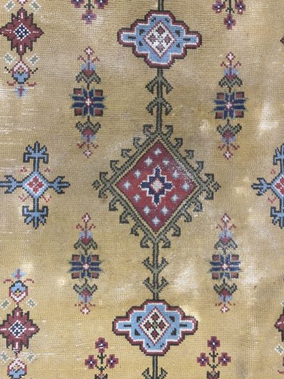Deux tapis noués main à décor géométriques...