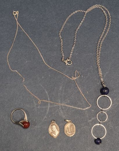 Lot de bijoux comprenant un collier et une...
