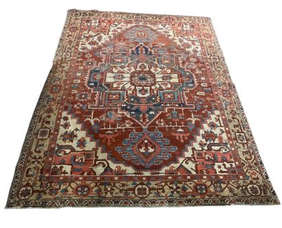 Deux tapis noués main à décor géométriques...