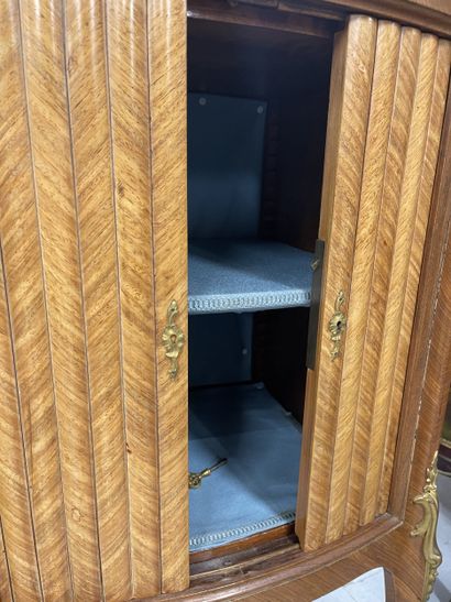 Meuble tambour à hauteur d'appui en bois...