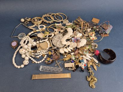 Lot de bijoux fantaisie comprenant notamment...