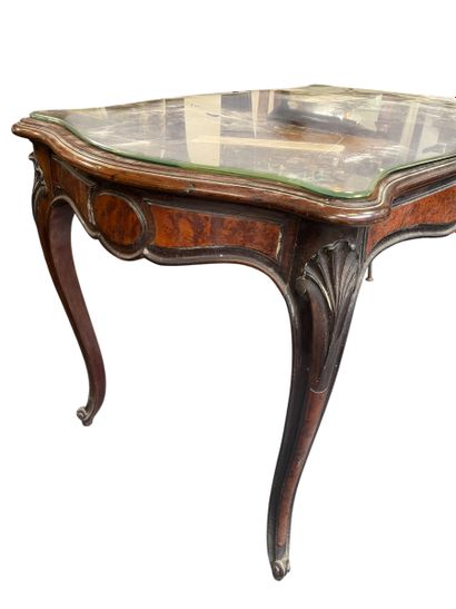 Table de forme mouvementée en bois en bois...