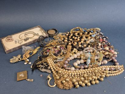 Lot de bijoux fantaisie comprenant colliers,...