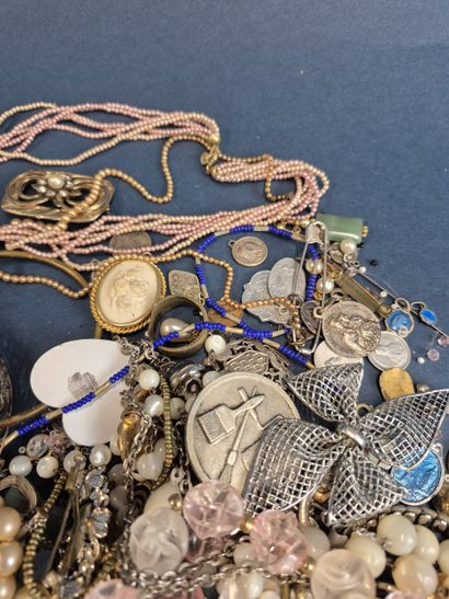 Lot de bijoux fantaisie comprenant bracelets,...