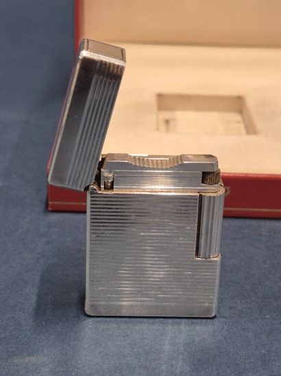 ST DUPONT
Briquet en métal argenté guilloché.
Fonctionnel,...