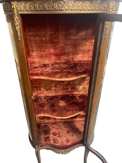 Vitrine toutes faces en bois, ouvrant en...