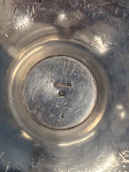 L. AUZOLLE
Deux coupes sur piédouche en métal...