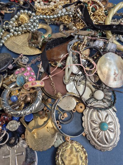 Lot de bijoux fantaisie comprenant colliers,...