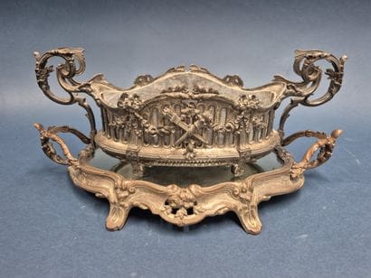 Jardinière en métal argenté à décor de rubans,...