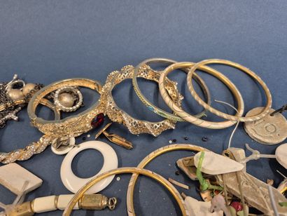 Lot de bijoux fantaisie comprenant notamment...