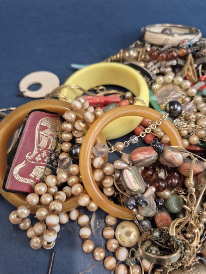 Lot de bijoux fantaisie comprenant colliers,...