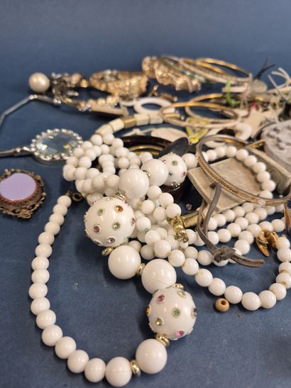 Lot de bijoux fantaisie comprenant notamment...