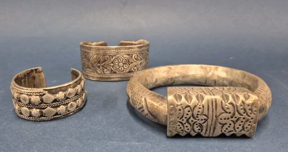 Lot de trois bracelets en métal argenté et...