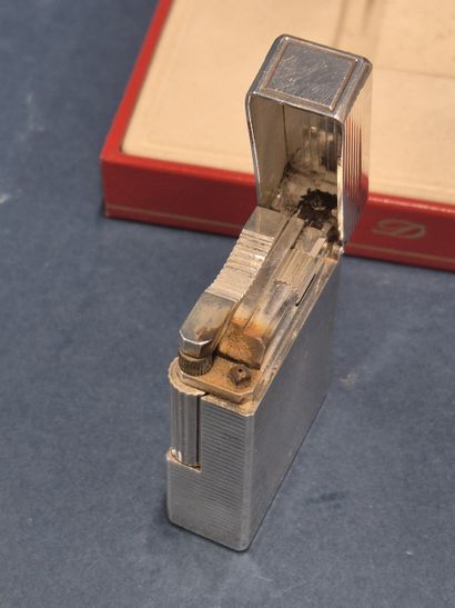 ST DUPONT
Briquet en métal argenté guilloché.
Fonctionnel,...