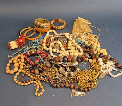 Lot de bijoux fantaisie comprenant colliers,...