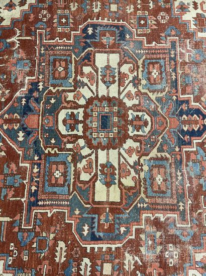 Deux tapis noués main à décor géométriques...