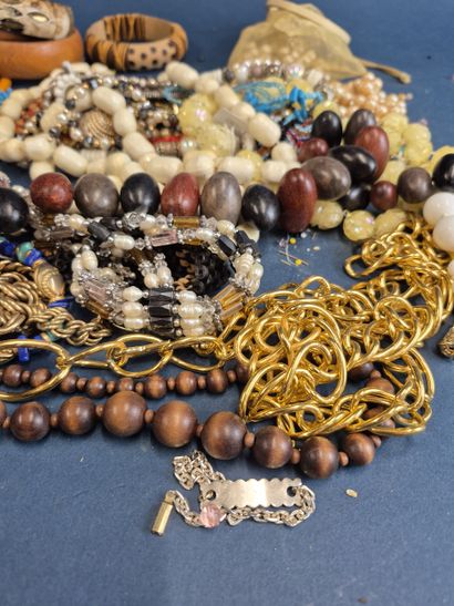 Lot de bijoux fantaisie comprenant colliers,...