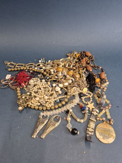 Lot de bijoux fantaisie comprenant colliers,...