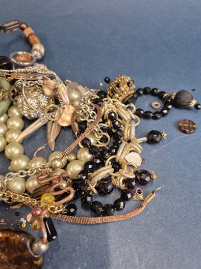 Lot comprenant des bijoux fantaisie (bracelets,...
