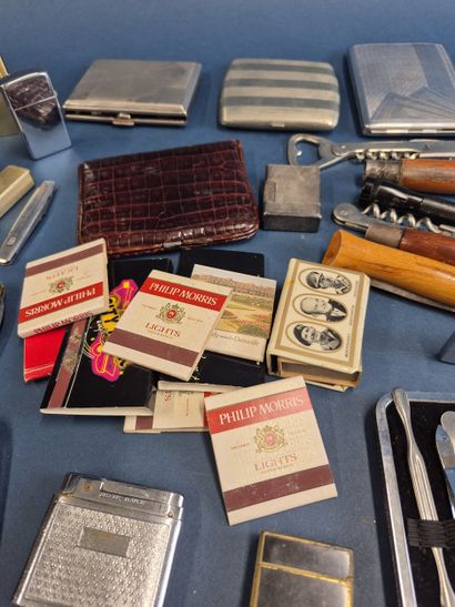 Ensemble comprenant dagues, opinels, couteaux-suisse,...
