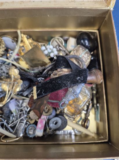 Ensemble de bijoux fantaisie et objets de...