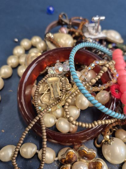 Lot de bijoux fantaisie comprenant colliers,...