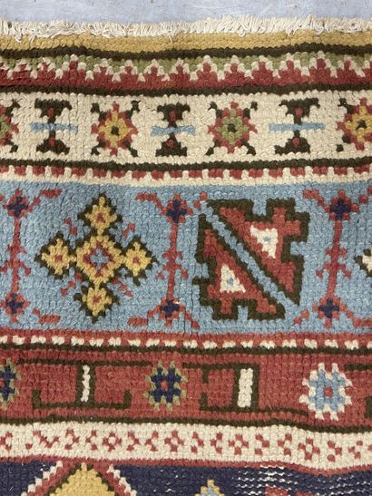 Deux tapis noués main à décor géométriques...