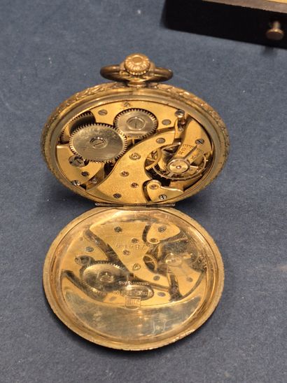 Montre à gousset en plaqué or dans un porte...