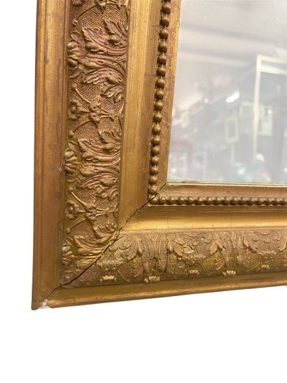 Grand miroir en bois et stuc doré à bords...