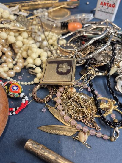 Lot de bijoux fantaisie comprenant colliers,...