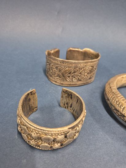Lot de trois bracelets en métal argenté et...