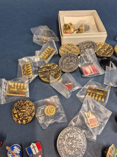Ensemble de boutons et de pins en métal.