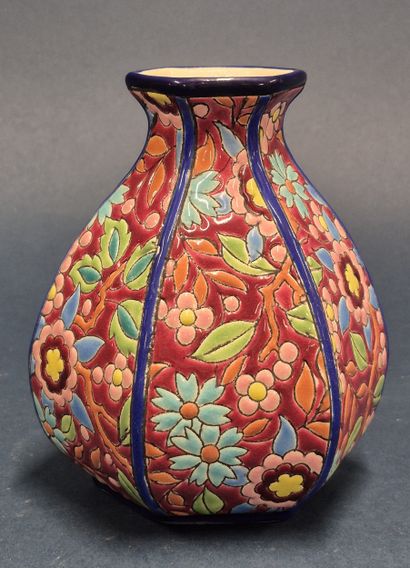 LONGWY
Glazed ceramic vase with flowers on...
