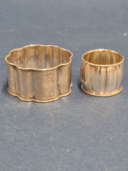 Deux ronds de serviettes
le premier en argent...