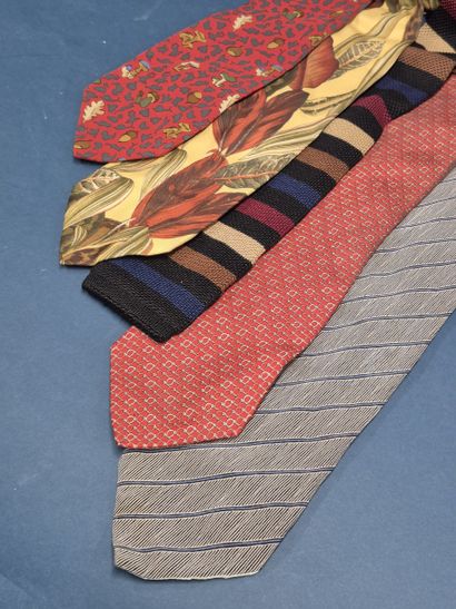 Lot de 5 cravates dont Yves Saint Laurent,...