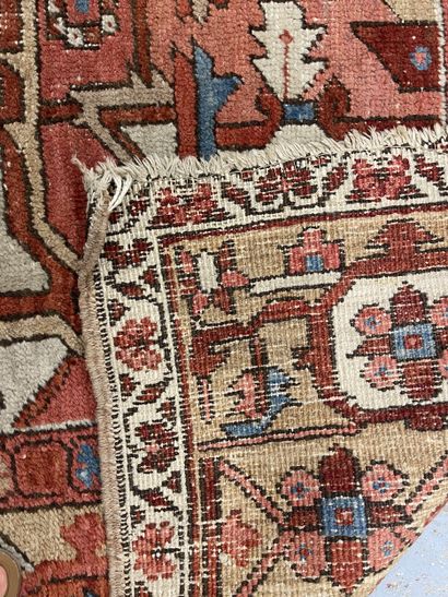Deux tapis noués main à décor géométriques...