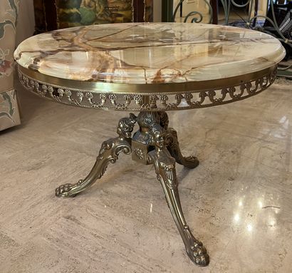 Table basse de forme circulaire reposant...