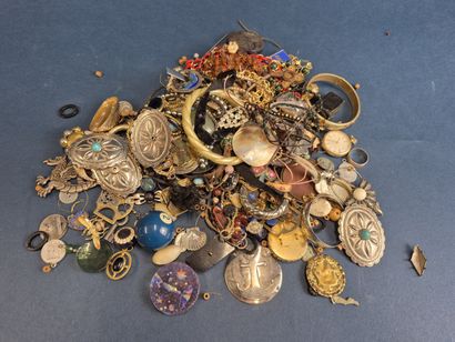 Lot de bijoux fantaisie comprenant colliers,...