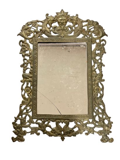 Miroir de forme mouvementée en métal doré...